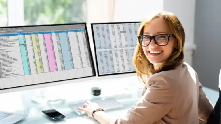 Women smilling with computers screen