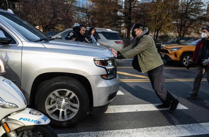 Manhattan Protesters Block ICE Raid, Challenge Mamdani