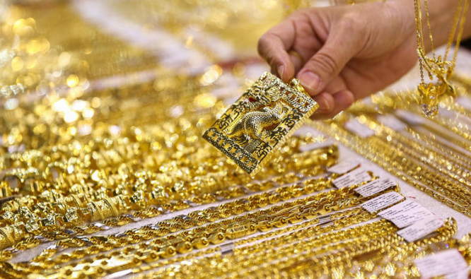Gold prices drop