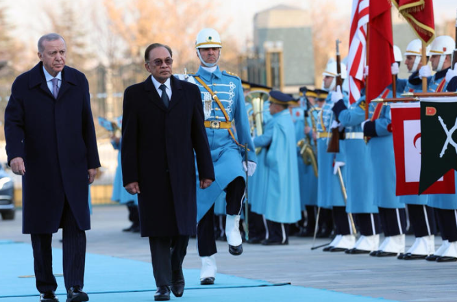 Turkish President Recep Tayyip Erdogan (left) welcomes Malaysian Prime Minister Anwar Ibrahim on Wednesday Photo Turkish Presidency dpa